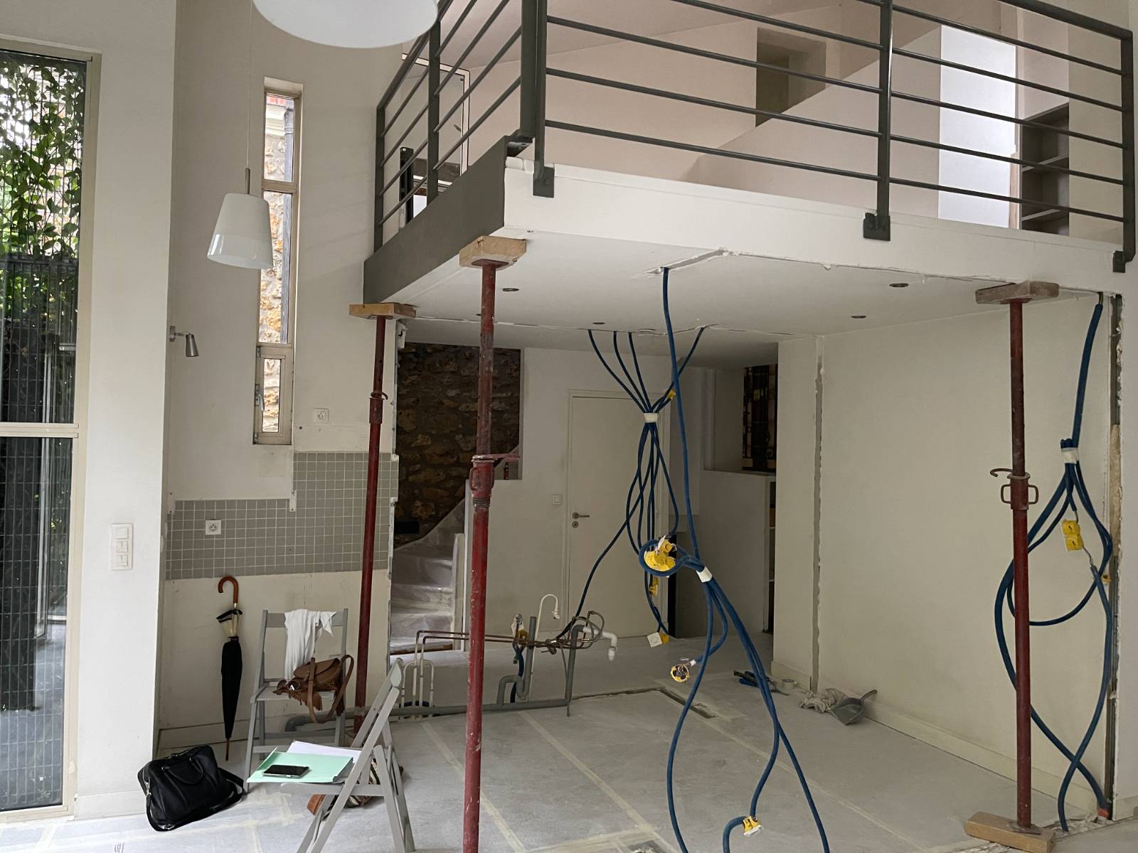 Salon avant rénovation dans un appartement à Paris 15e